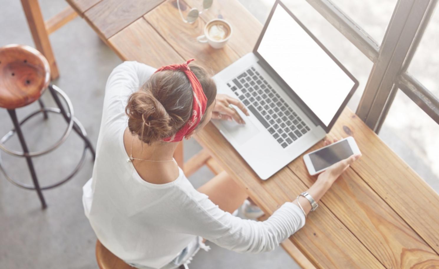 Современный офис с работающей командой